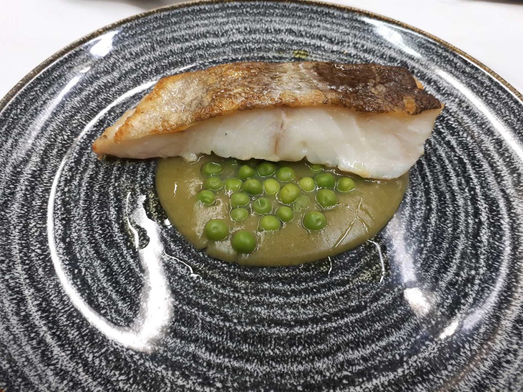 BACALAO CON CREMA SUAVE DE GUISANTES 