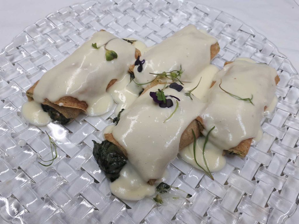 CREPE DE ESPINACAS, PASAS Y PIÑONES EN SALSA DE QUESO SUAVE