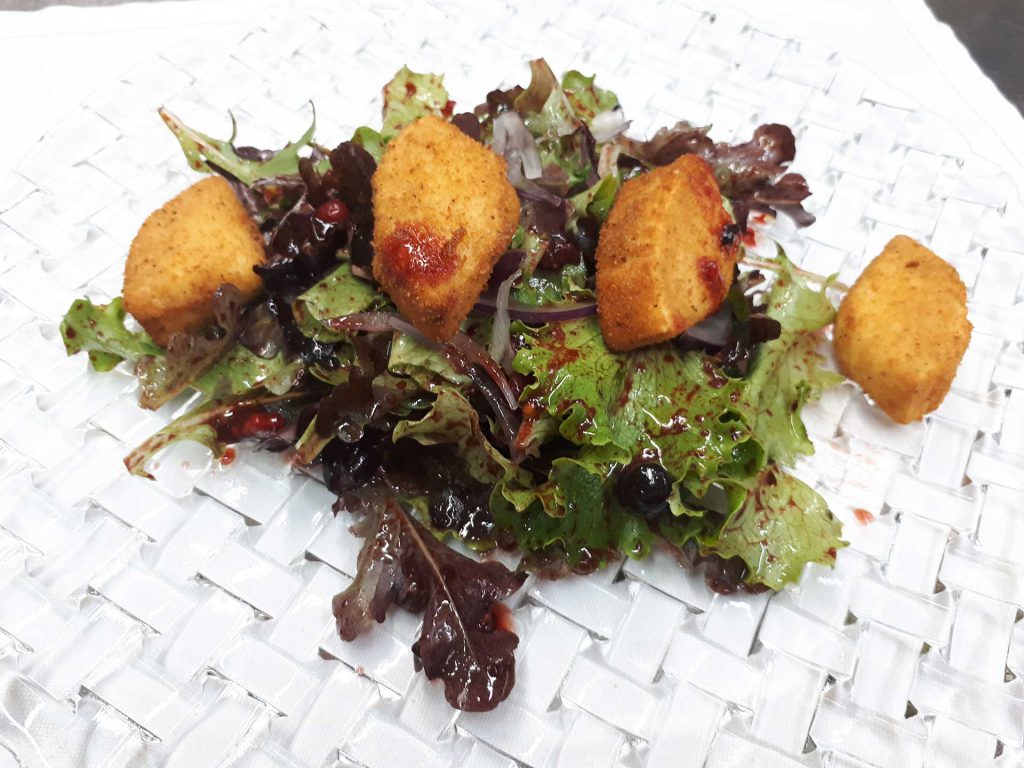 ENSALADA DE QUESO DE CABRA EMPANADO CON VINAGRETA DE FRUTOS ROJOS