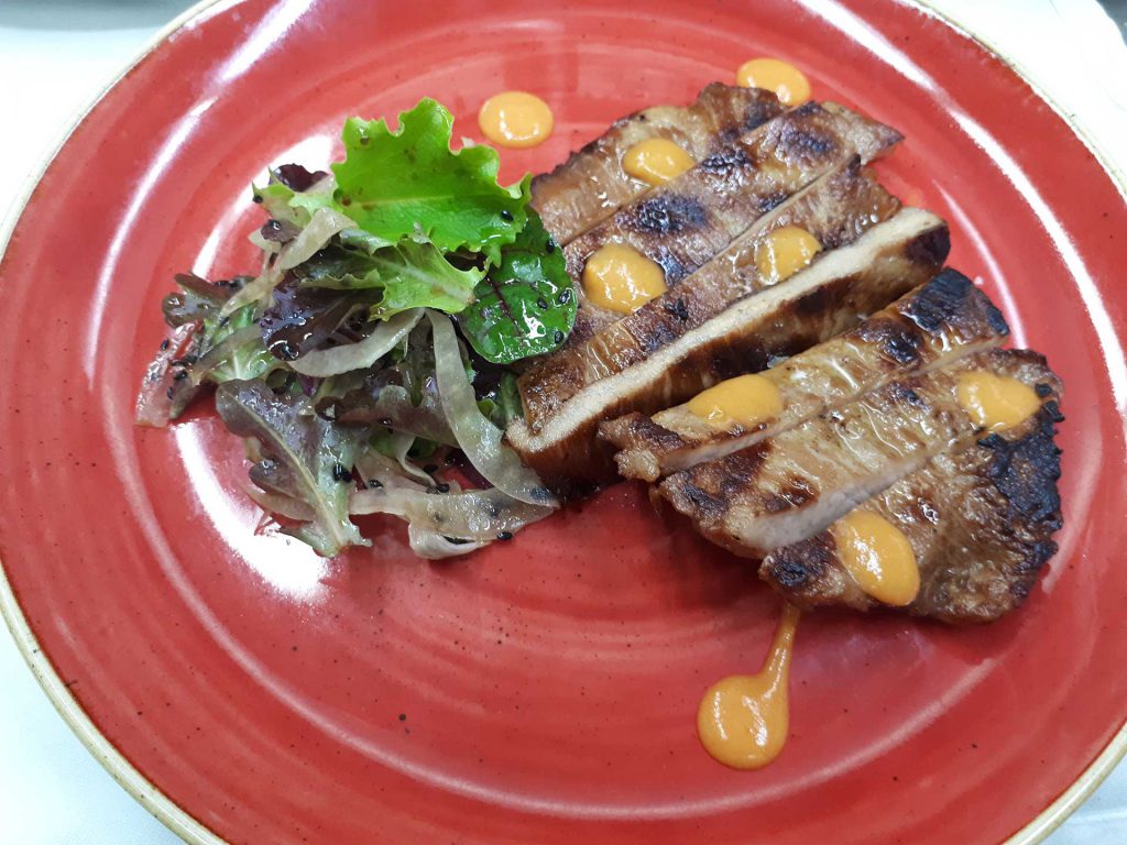 SECRETO IBERICO CON ENSALADA DE HINOJO, SESAMO Y TOQUE PICANTE
